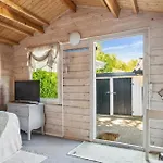 2 Bedroom Cozy In Holiday home